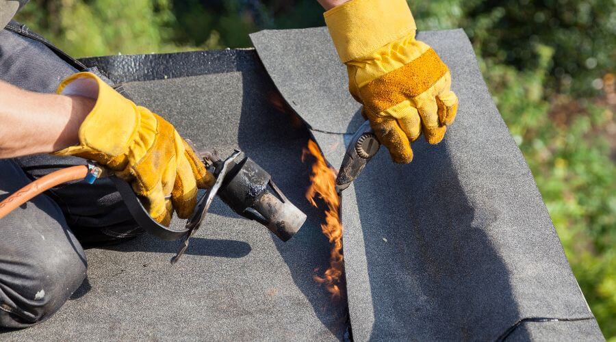 Professional gutter cleaning in Oak View, CA